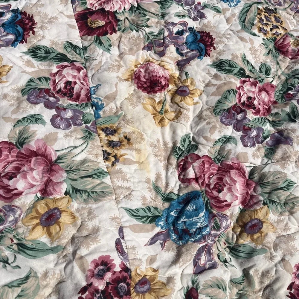 Vtg Oxford Drapery Company cabbage rose cottage core quilt Queen Made USA